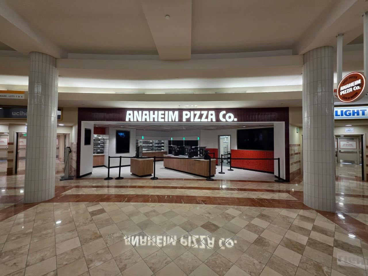 Vista general de Anaheim Pizza Co. en la plaza comercial